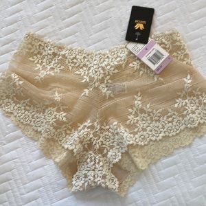 NWT-Wacoal Embrace Lace hipster style panties-size 6